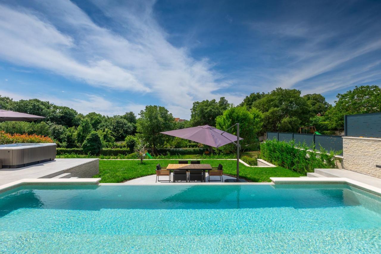 Villa Cascada Muntic Exterior photo
